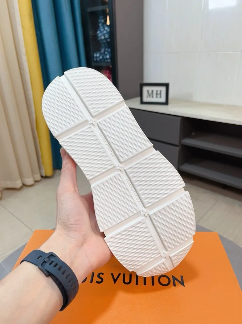 Men's shoes 💰600🌸🌸 LV style is novel and fashionable, the upper is made of imported cowhide + LV special materials! Super trendy design! It’s eye-catching! The leather is soft, delicate, shiny and translucent, showing the ultimate in pure handcraftsmanship, and the mesh is soft, comfortable and breathable! Size: 39-44 (38 45 customized)